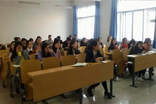 7.课堂上同学们以小组的形式,对所学课程经过课前的准备,在课上和老师同学们一起进行交流与讨论,社会保障管理学冯丹娃教授认真听取学术小组汇报。