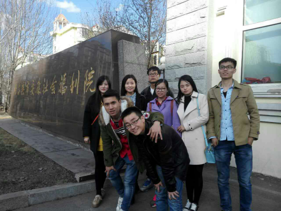 6.为使广大研究生志愿者走出校园,融身社会,开展志愿服务。15级同学随研究生学院学生会走进安康社会福利院